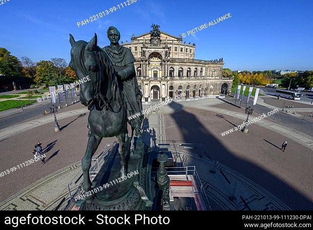 12 October 2022, Saxony, Dresden: View of the equestrian statue of King John in front of the Semper Opera on Theaterplatz during the revision work
