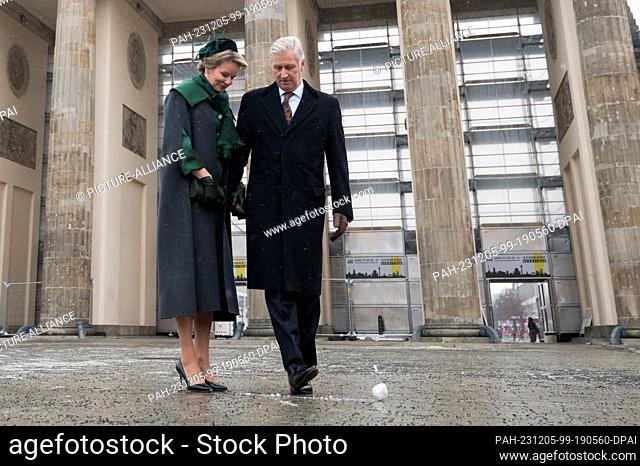 05 December 2023, Berlin: The Belgian royal couple King Philippe and Queen Mathilde stand at the Brandenburg Gate. The Belgian royal couple have come to Germany...
