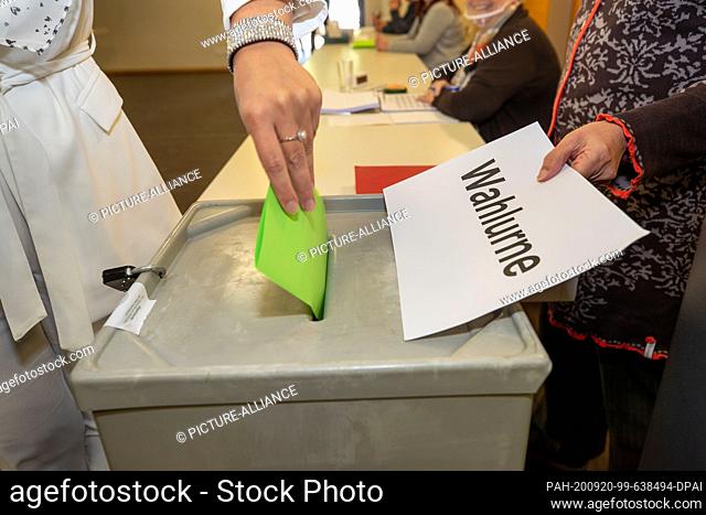 20 September 2020, Saxony, Hoyerswerda: A woman casts her vote in the second round of the mayoral election in Hoyerswerda