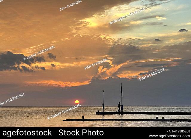 Sunset Plava Laguna near Porec / Croatia, people as silhouettes on a jetty. ?. - Porec/Istrien/Kroatien