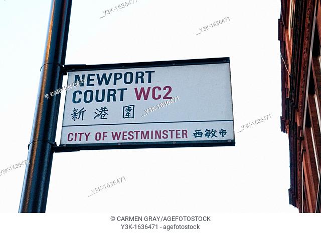 Newport court street signal, with the translation in chinese Chinatown. London