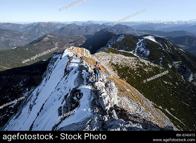 Climbers on the summit ridge with first snow in autumn, hiking trail to Guffert, view of mountain panorama, Brandenberg Alps, Tyrol, Austria, Europe