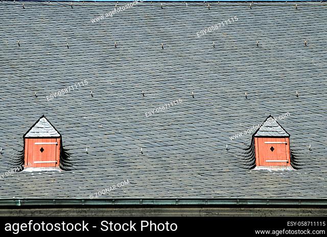 Dachluke im Spitzdach aus Schiefer