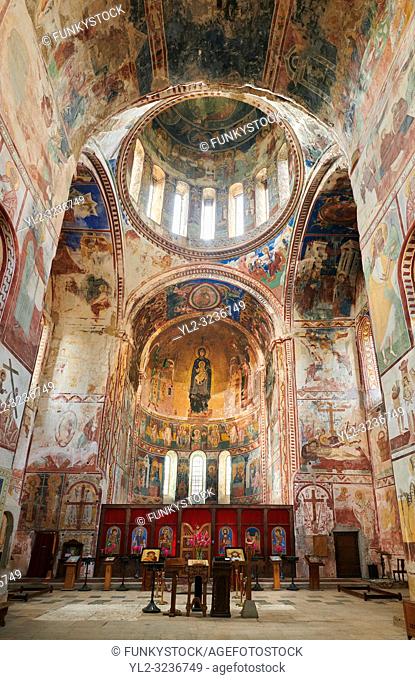 Pictures & images of the Byzantine mosaics and frescoes in the interior of the Gelati Georgian Orthodox Church of the Virgin, 1106