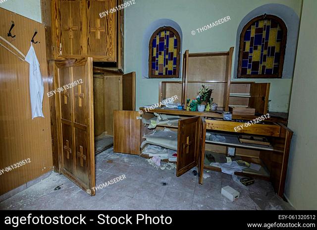 sakristei in verlassener kapelle in einer kirche