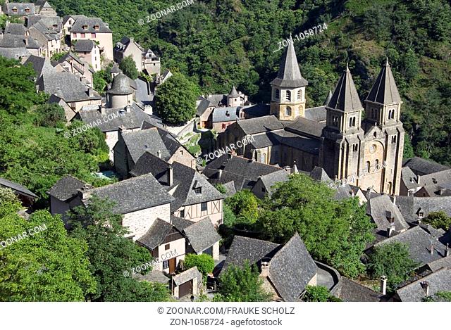 Frankreich, Midi-Pyrenees, Conques, Blick auf die Stadt mit Kirche Sainte-Foy (11./12.Jahrhundert), romanische Klosterkirche