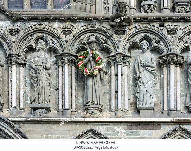 West facade on Nidaros Cathedral in Trondheim, detail with statues of saints, the apostle James the Greater is decorated with a wreath