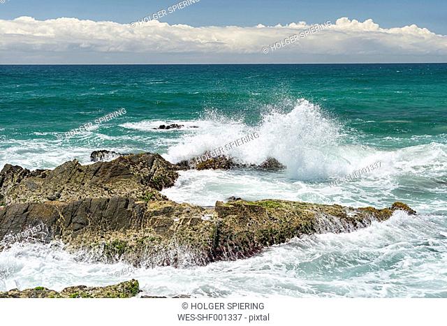 Australia, New South Wales, Byron Bay, Broken Head nature reserve, waves breaking on rocks