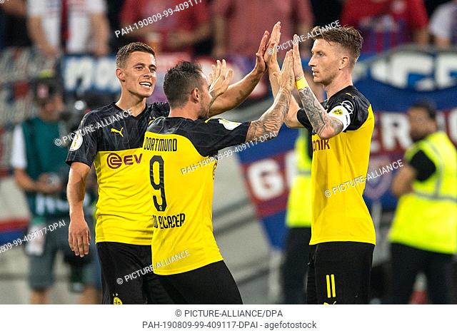 09 August 2019, North Rhine-Westphalia, Duesseldorf: Soccer: DFB Cup, KFC Uerdingen - Borussia Dortmund, 1st round. Dortmund's Thorgan Hazard (l-r)