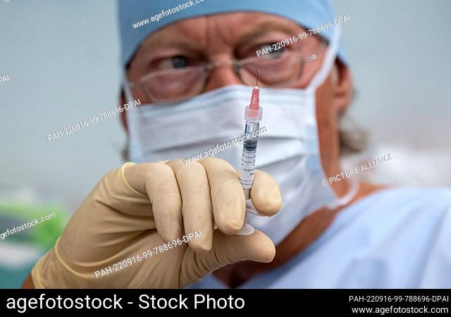 16 September 2022, Bavaria, Munich: Werner Mang, head of the Bodenseeklinik in Lindau, holds a syringe with hyaluronic acid