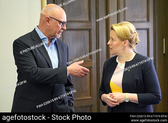 15 June 2022, Berlin: Jörg Franzen, CEO of the housing company Gesobau AG, and Franziska Giffey (SPD), Governing Mayor of Berlin