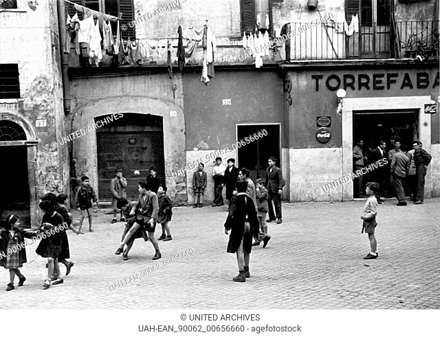 Travel to Rome - Italy - end of 1950s - Playing children in a backyard in Rome. Spielende Kinder in einem Hinterhof in Rom, Italien