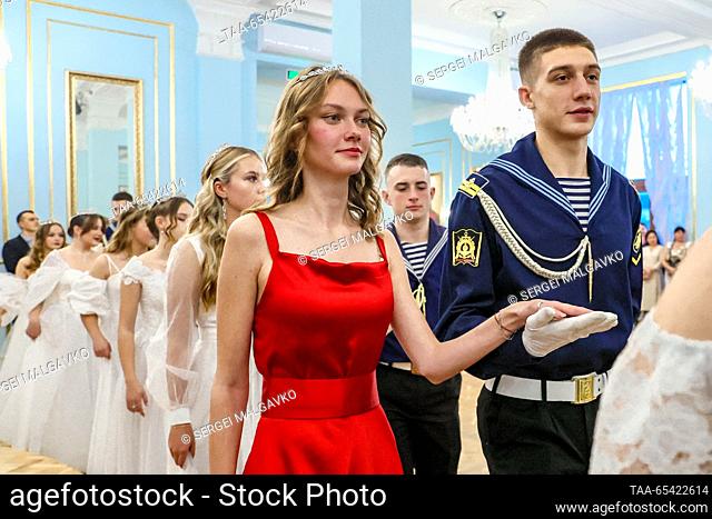 RUSSIA, SEVASTOPOL - 2 de diciembre de 2023: Las parejas bailan durante una bola sostenida por el Movimiento Patriótico Militar Yunarmiya en el Salón Catherine...