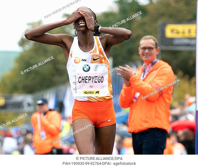 29 September 2019, Berlin: Sally Chepyego (Kenya) finished the BMW Berlin Marathon in a time of 2:21:06 as third woman. In the background Michael Müller (SPD)