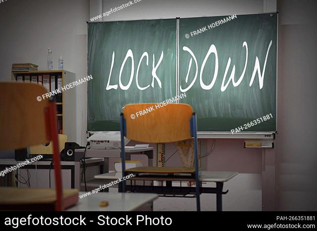 Federal Constitutional Court: School closings and curfews not unconstitutional. Archive photo; The Anglicism of the year ""2020 is of course LOCKDOWN