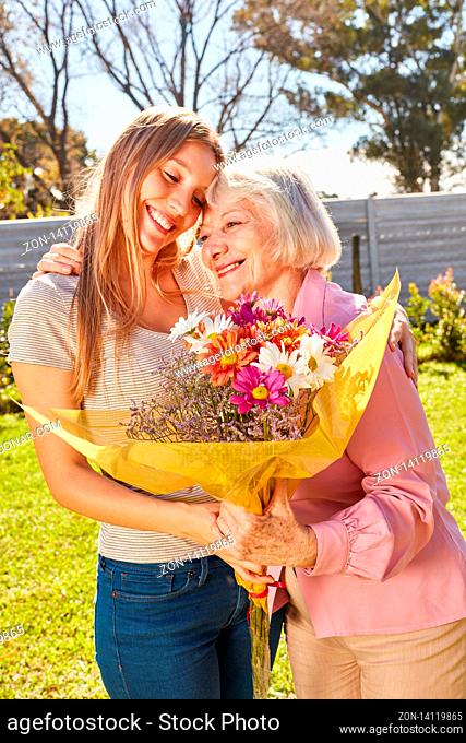 Mutter bedankt sich bei ihrer Tochter für den Blumenstrauß zum Muttertag