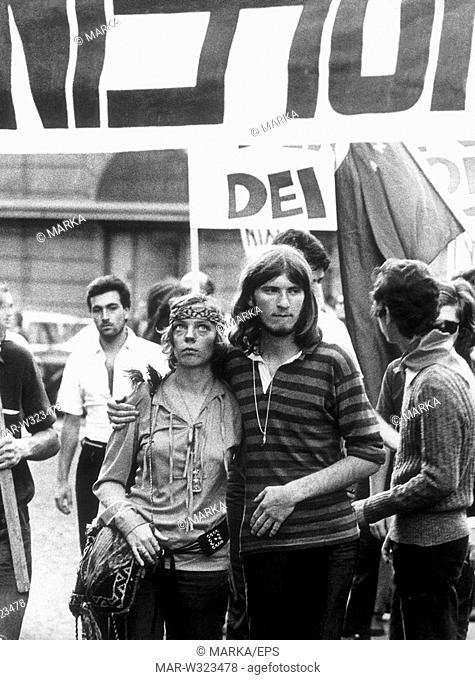 roma 1969, gruppo di hippies americani, contestazione per la visita del presidente americano richard nixon in italia all'epoca della guerra del vietnam