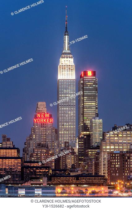 The Empire State Building and Manhattan skyline at dusk, as seen from Weehawken, New Jersey, USA
