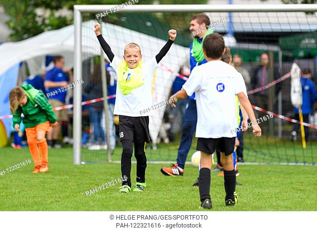 Professionals kick with kids. Feature: jubilation. GES / Football / 2nd Bundesliga: Karlsruher SC - Family Day, 14.07.2019 Football / Soccer: 2nd Bundesliga:...