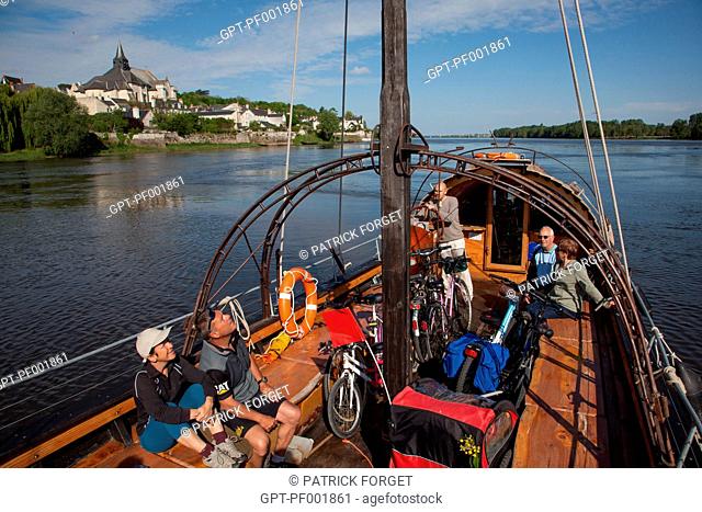 CYCLISTS ON THE 'LOIRE A VELO' CYCLING ITINERARY RIDING ON THE BOAT 'LA BELLE ADELE', CANDES-SAINT-MARTIN, INDRE-ET-LOIRE 37, FRANCE
