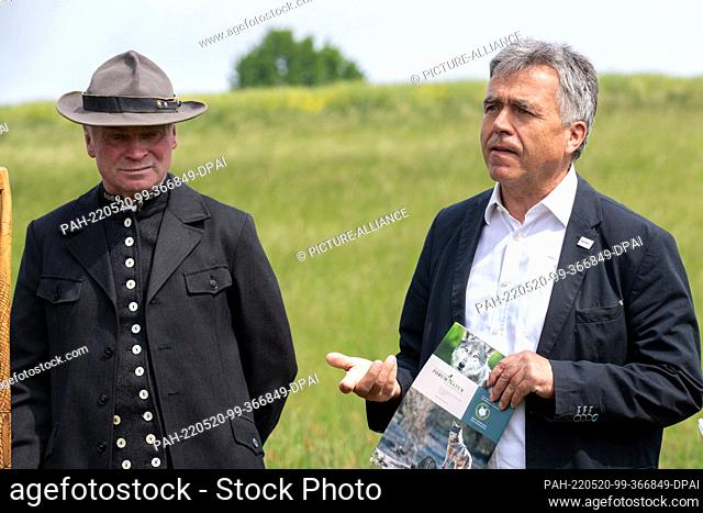 20 May 2022, Saxony, Schweinerden: Shepherd Gerhard Schmidt (l) stands together with Gunther Zschommler, Vice President of the Saxon Farmers' Association