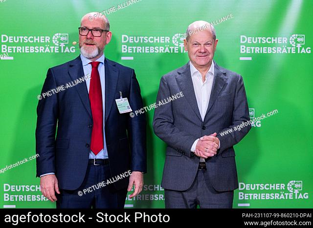 07 November 2023, North Rhine-Westphalia, Bonn: Federal Chancellor Olaf Scholz (SPD) and Thorsten Halm (l), organizer of the event