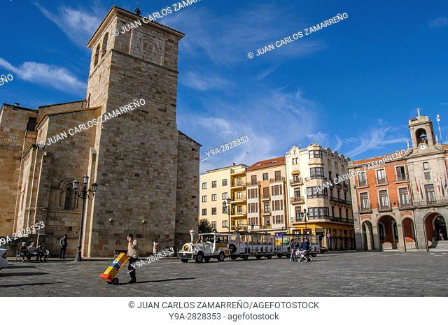 Zamora, Plaza Mayor, Ayuntamiento and San Juan de Puerta Nueva church, XVIth century, Big Square, Zamora, Castilla y Leon, Spain