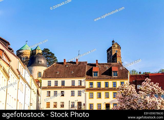 Markt in Stolpen und im Hintergrund die Burg Stolpen, Landkreis Sächsische Schweiz