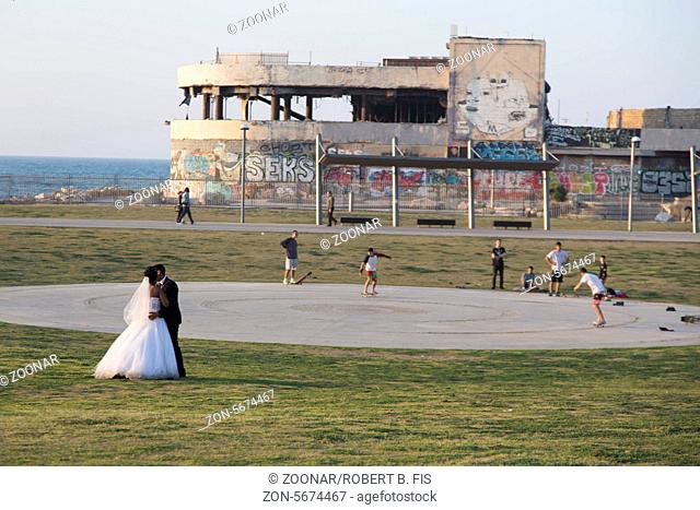 Hochzeitspaar vor der Ruine des ehemaligen Dolphinarium am Strand von Tel Aviv, in dessen Diskothek sich in den 90er Jahren ein Selbstmordattentäter in die Luft...