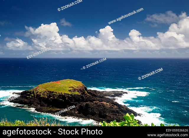 Vorgelagerte Insel am Kilauea Point, dem nördlichsten Punkt von Kauai, Hawaii, USA. Small island at Kilauea Point, the northernmost point of Kauai, Hawaii, USA
