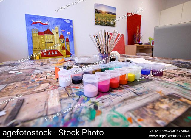 24 March 2023, Bavaria, Bamberg: Paint pots and brushes stand on a table in the so-called artist's laboratory in the Sternenzelt children's and youth hospice
