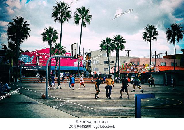 Junge Menschen spielen Baskeball in Venice Beach, Kalifornien