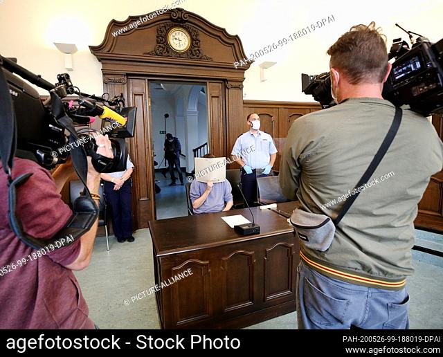 26 May 2020, North Rhine-Westphalia, Moers: The defendant Bastian S. (M) is waiting for the beginning of the last day of the trial