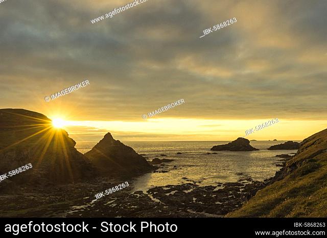 Sunset in the coastal landscape near Bedruthan Steps in Cornwall, Newquay, Great Britain