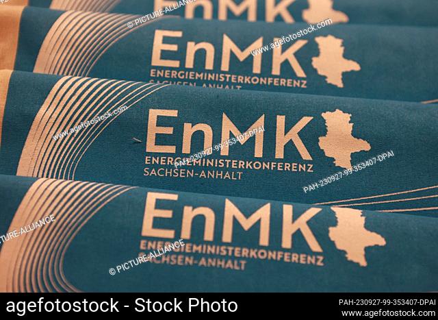 27 September 2023, Saxony-Anhalt, Wernigerode: Cloth bags with the imprint of ENMK 2023 lie on a table in the conference hotel