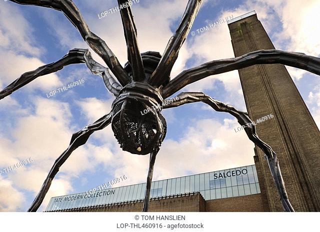 England, London, Bankside, Maman by Louise Bourgeois standing outside the Tate Modern at Bankside on the south bank of the River Thames