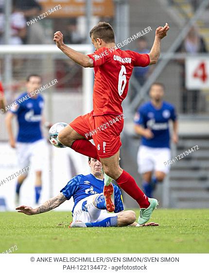 Benito RAMAN (GE) graetscht versus Christian MAERZ (Mvssrz) r. (OB), duels, action, graetsche, Soccer Test Match, Rot-Weivu Oberhausen (OB) - FC Schalke 04 (GE)