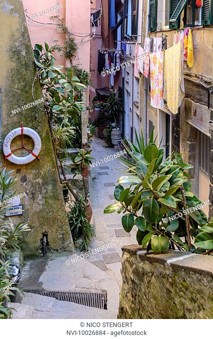 Narrow alley in Vernazza, Italian Riviera, Cinque Terre, Liguria, Italy