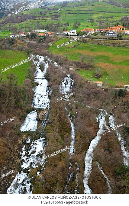 Gandara Waterfalls. La Gándara. Collados del Asón Natural Park. Soba Valley. Cantabria. Spain