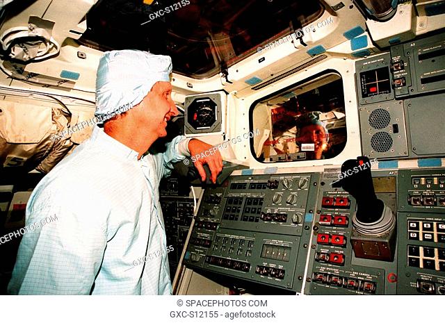 11/13/1998 --- In the Orbiter Processing Facility Bay 3, during the Crew Equipment Interface Test CEIT for mission STS-93, Mission Specialist Steven A