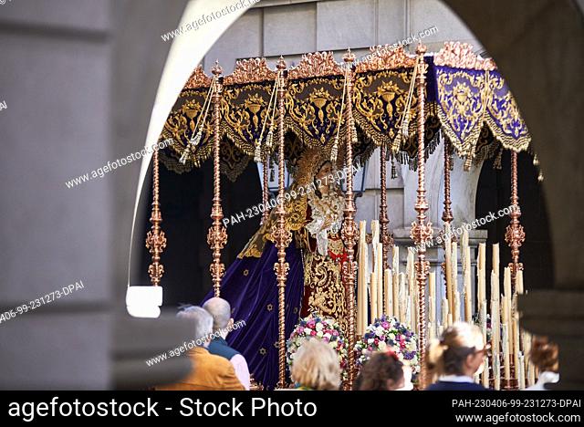 05 April 2023, Spain, Granada: The Virgin of Sacromonte walks through one of the main streets of Granada. The figure of the Virgin accompanies the procession of...