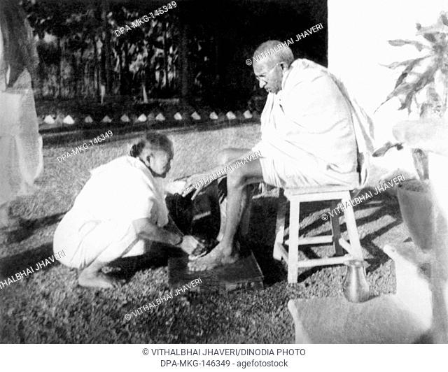 Kasturba Gandhi washing Mahatma Gandhi's feet at Bardoli ; 1939 ; India NO MR