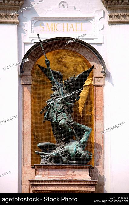München, Deutschland - Juni 30, 2018: Die Skulptur des Erzengels Michael beim Töten des Bösen der St. Michael Kirche am 30. Juni 2018 in München