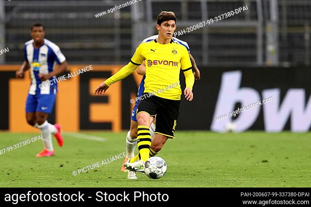 06 June 2020, North Rhine-Westphalia, Dortmund: Football, Bundesliga, Borussia Dortmund - Hertha BSC, 30th matchday, Signal Iduna Park: Leonardo Balerdi of...