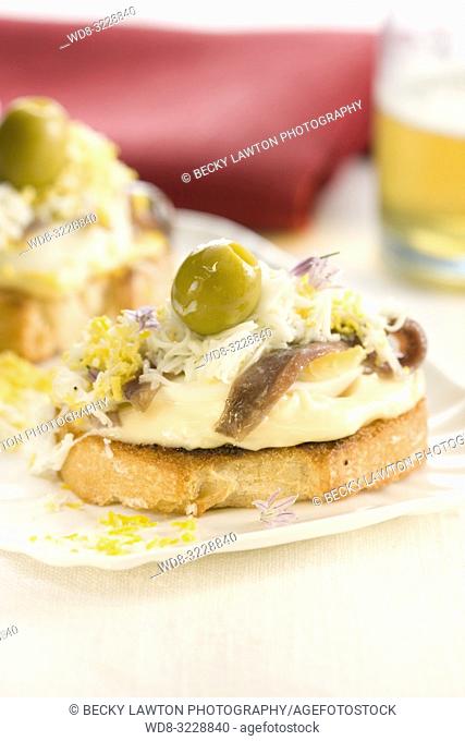Montadito de anchoa, huevo cocido y mayonesa / Montadito of anchovy, boiled egg and mayonnaise