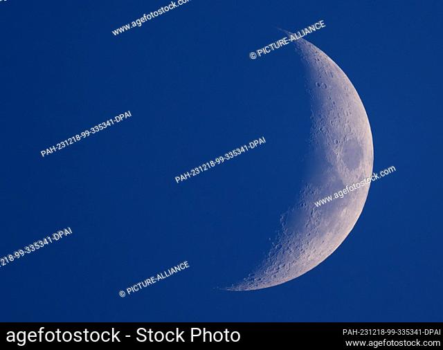 17 December 2023, Brandenburg, Sieversdorf: The moon is about 25 percent visible and waxing. Photo: Patrick Pleul/dpa. - Sieversdorf/Brandenburg/Germany
