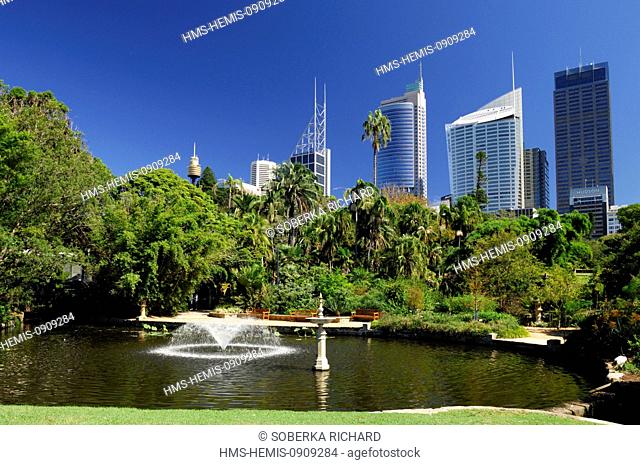 Australia, New South Wales, Sydney, Royal Botanic Gardens at the foot of the buildings, body of water surrounded by greenery