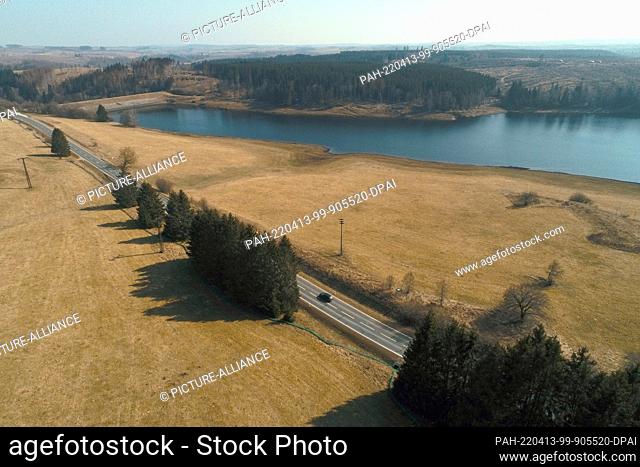 25 March 2022, Saxony-Anhalt, Königshütte: View of a 1, 200 meter long section along the dam near Mandelholz. Volunteers are busy erecting a toad fence along a...