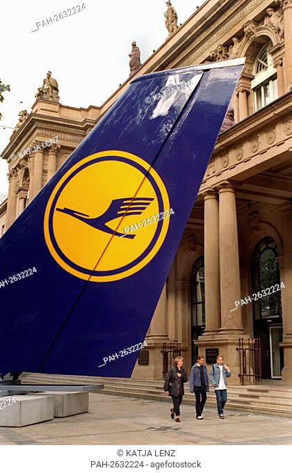With the tail fin of a jumbo jet, Deutsche Lufthansa AG draws attention to the placement of its 143 million five-fold shares from former federal ownership on...