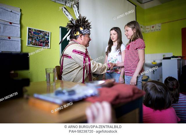 Dale Rood, Turtle Clan chief representative of the Oneida Indian Nation, speaks to a group of grade 3 and grade 4 students of the Evangelische Grundschule...